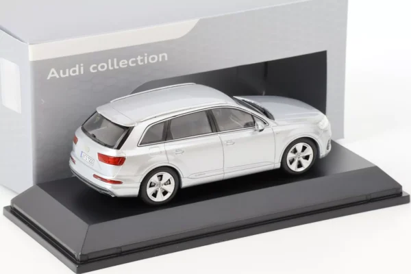 Audi Q7 Silver 2015 1/43 Spark Model 5011407613 - Imagen 2